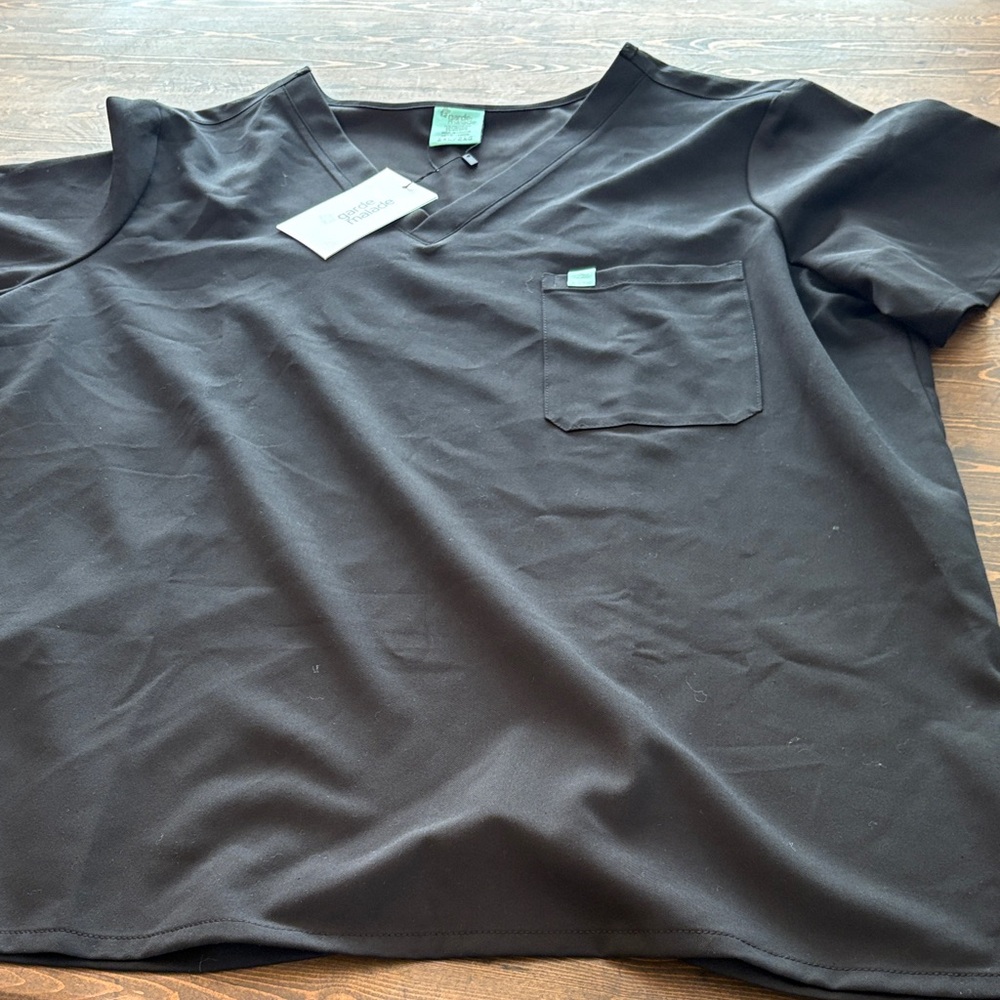 Woman’s garde malade scrub top. V neck